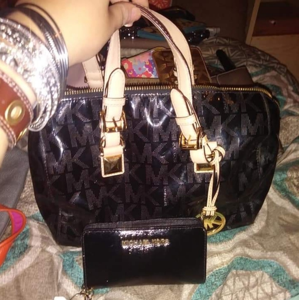 Authentic Michael Kors set, gold hardware Metalli